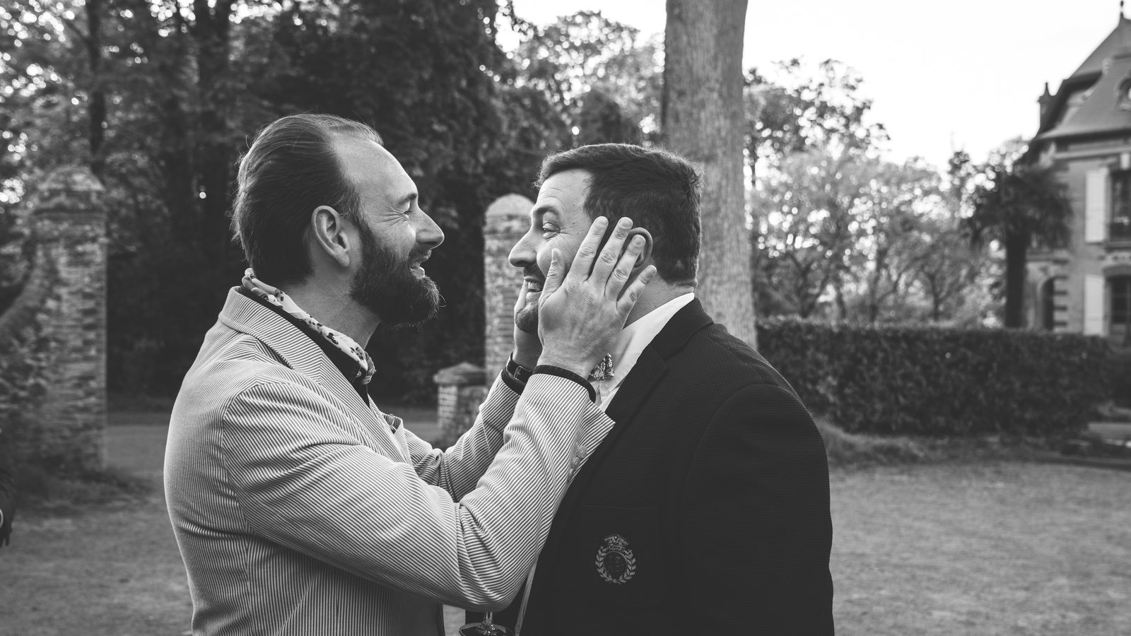 Un instant de complicité pendant le mariage