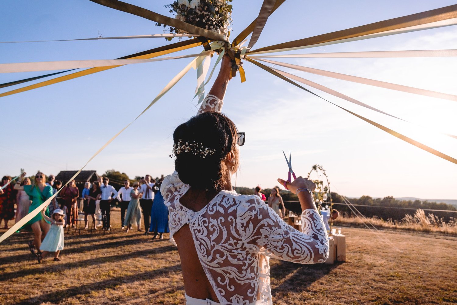 Une mariée pendant le jeu du bouquet